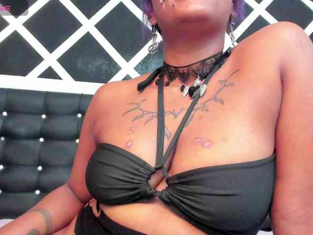 Sara-Graham Live Webcam on BongaCams
