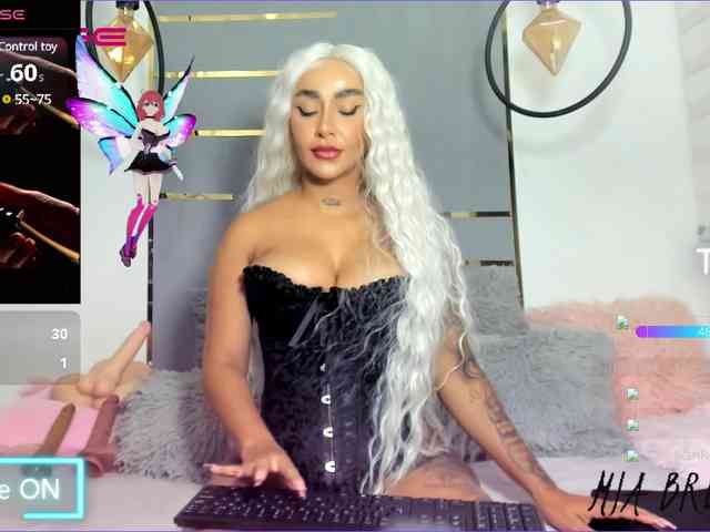 MiaBrunette webcam