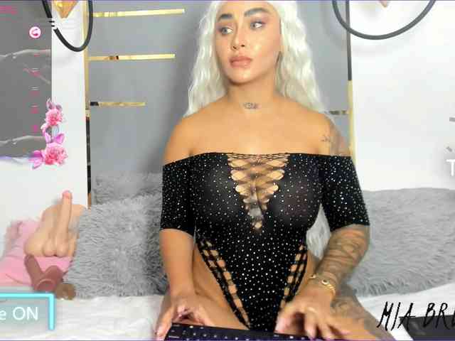 MiaBrunette webcam