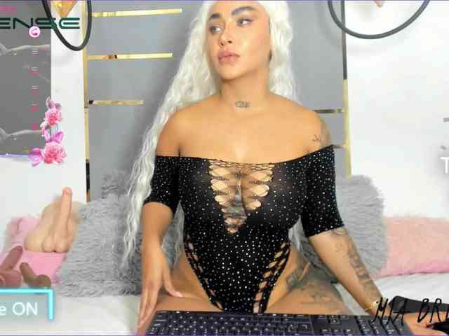 MiaBrunette webcam