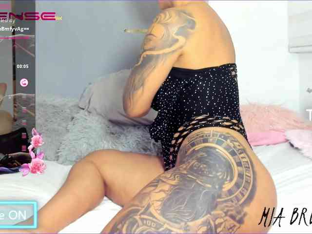 MiaBrunette webcam
