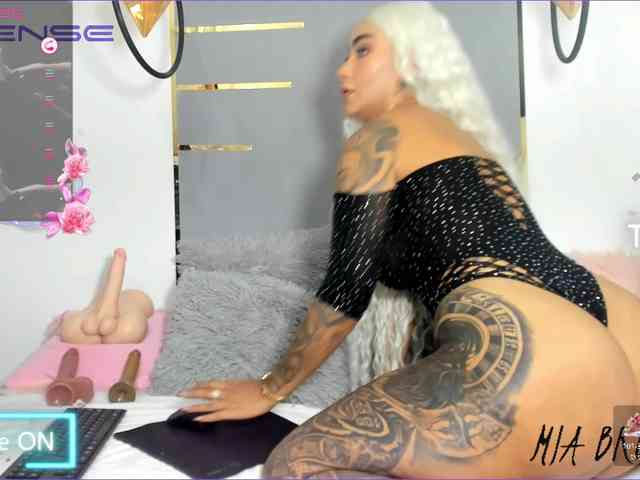 MiaBrunette webcam