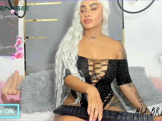 MiaBrunette webcam