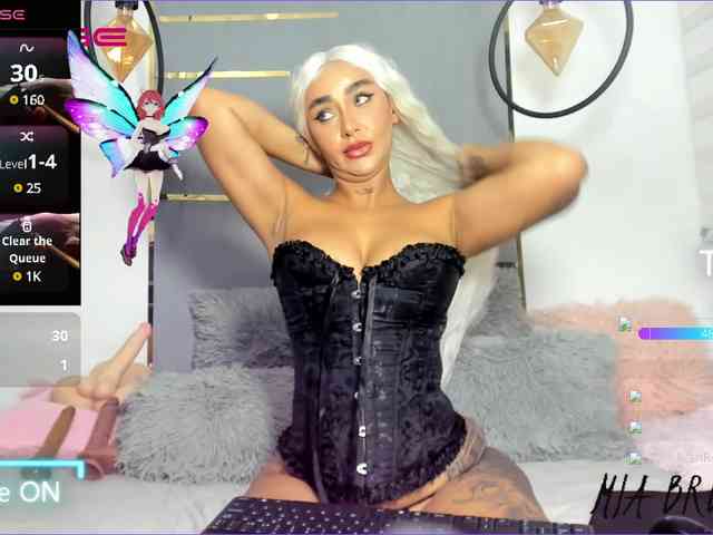 MiaBrunette webcam