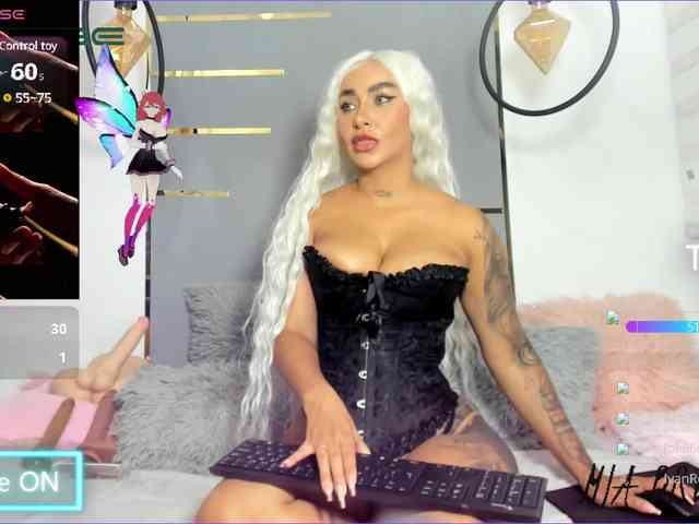 MiaBrunette webcam