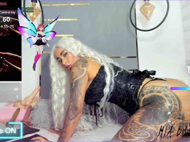 MiaBrunette webcam