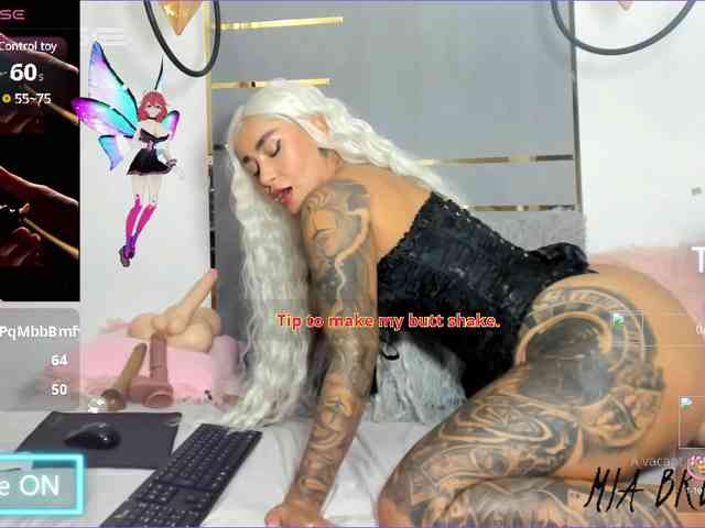 MiaBrunette webcam