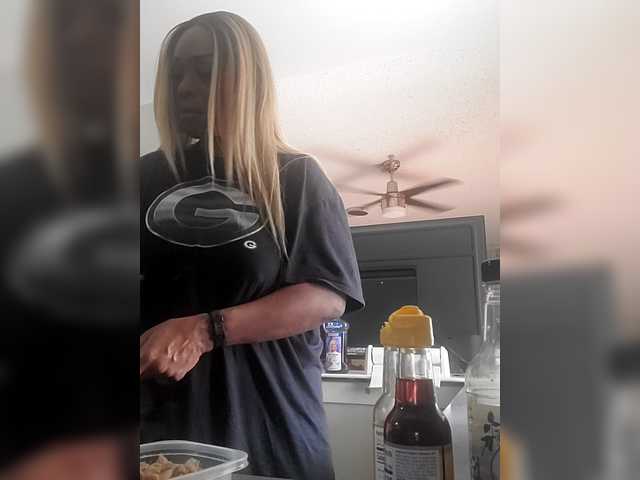 QueenAnitaDix's BongaCams show and profile