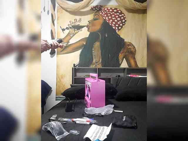 QueenAnitaDix webcam