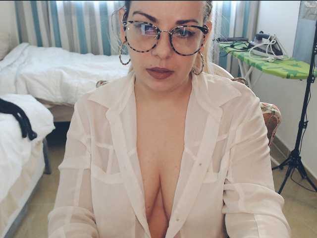 GiuliaHotXXX1's BongaCams show and profile