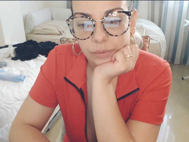 GiuliaHotXXX1's BongaCams show and profile