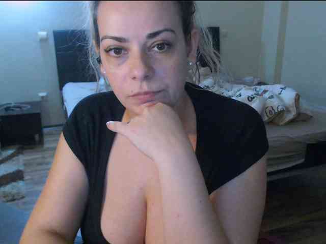 GiuliaHotXXX1 webcam