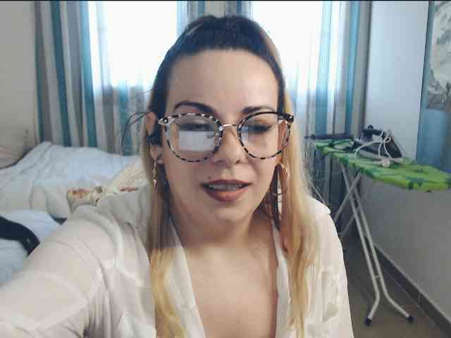 GiuliaHotXXX1 webcam