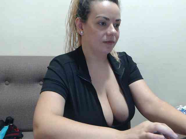 GiuliaHotXXX1 webcam