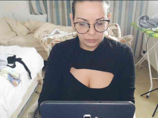 GiuliaHotXXX1 webcam