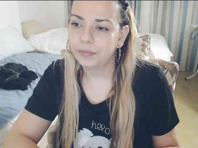 GiuliaHotXXX1 webcam