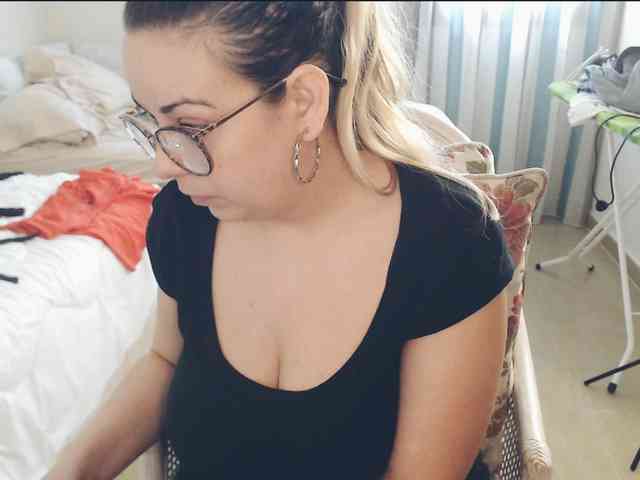 GiuliaHotXXX1 webcam