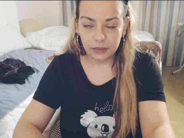 GiuliaHotXXX1 webcam