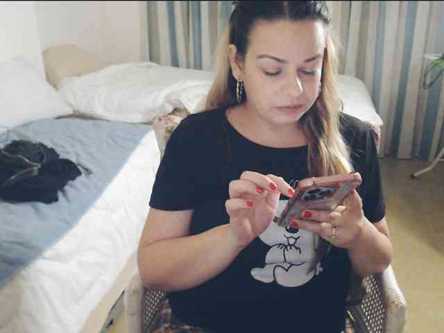 GiuliaHotXXX1 webcam