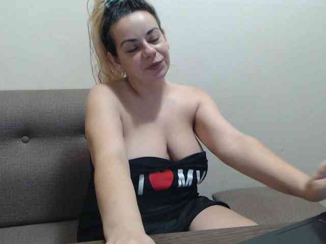 GiuliaHotXXX1 webcam