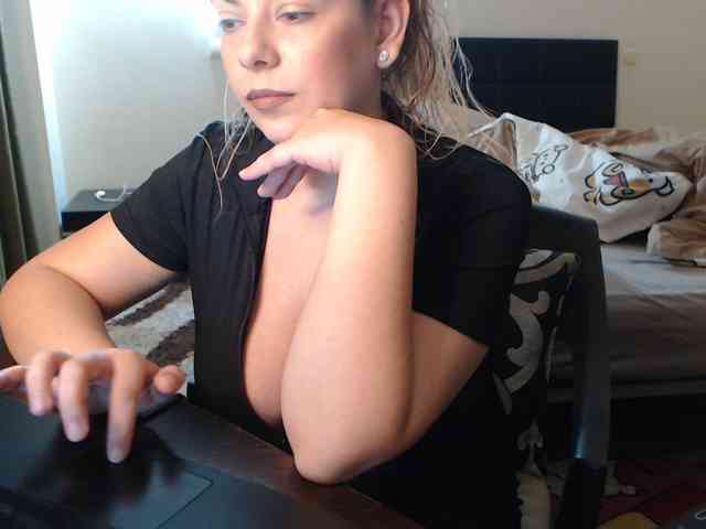 GiuliaHotXXX1 webcam