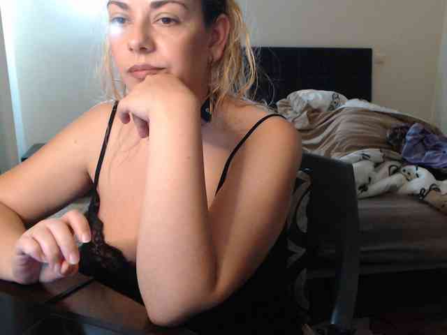GiuliaHotXXX1 webcam