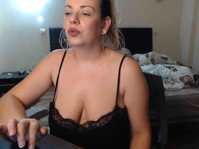GiuliaHotXXX1 webcam
