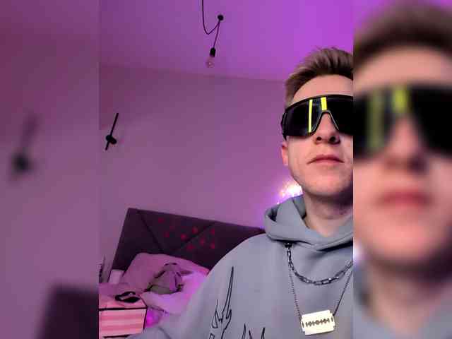 GroteskCouple webcam