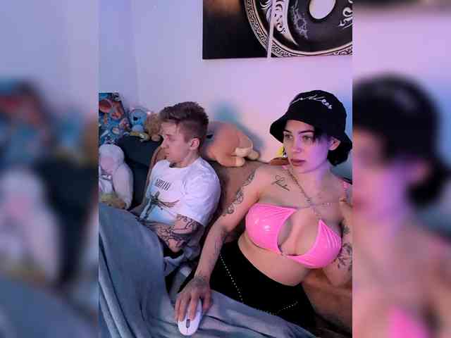 GroteskCouple webcam