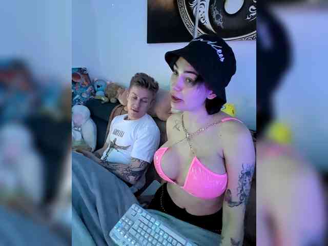 GroteskCouple webcam