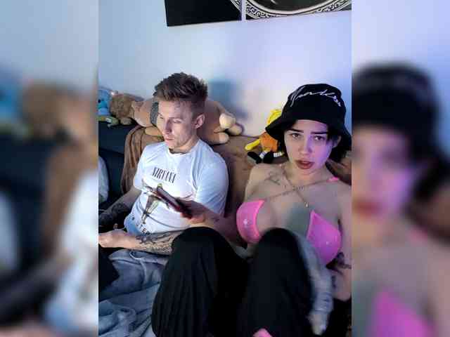 GroteskCouple webcam