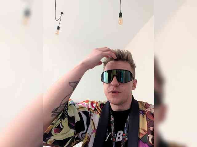 GroteskCouple webcam