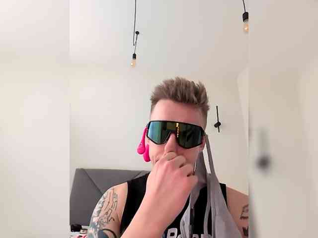 GroteskCouple webcam