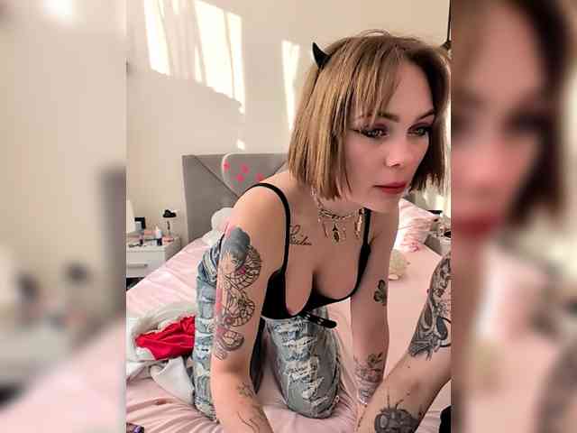 GroteskCouple webcam