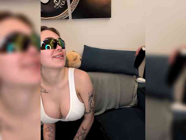 GroteskCouple webcam