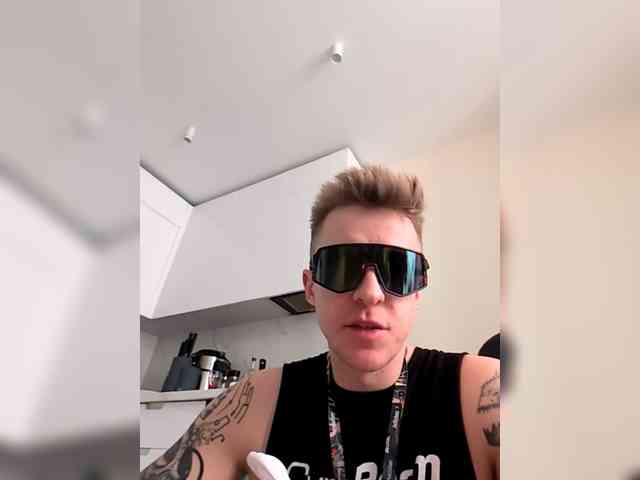 GroteskCouple webcam