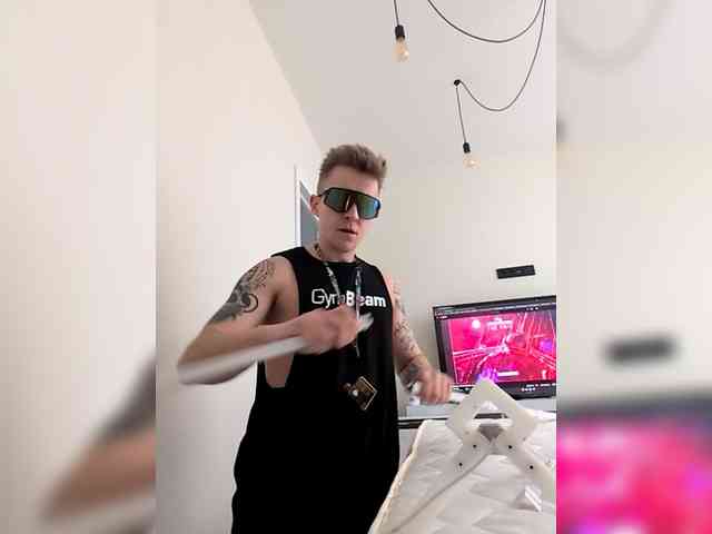 GroteskCouple webcam