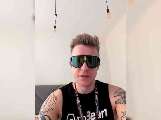 GroteskCouple webcam