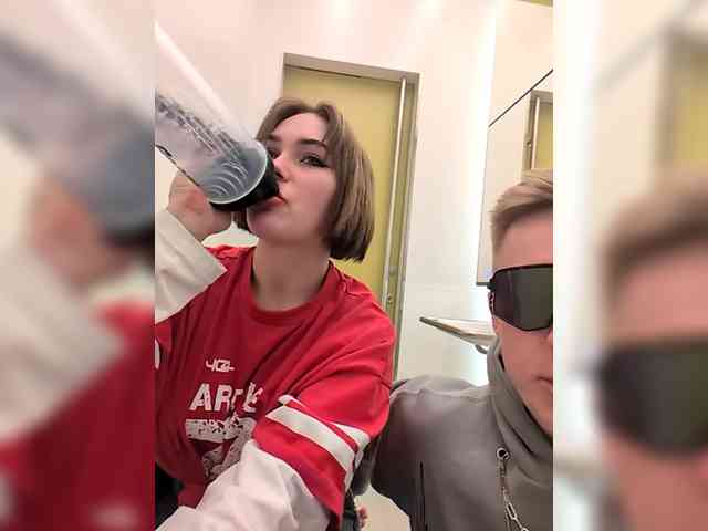 GroteskCouple webcam