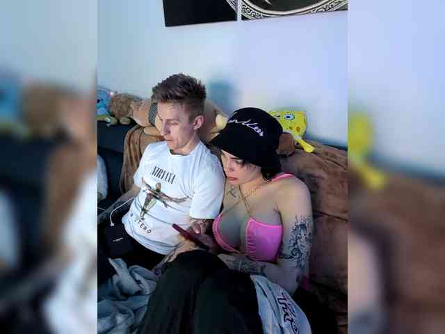 GroteskCouple webcam