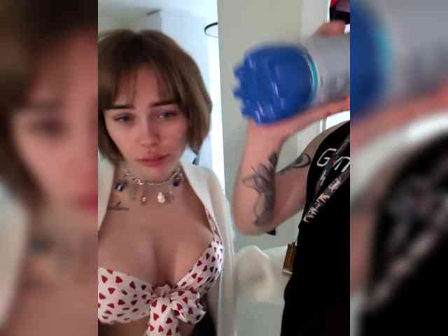 GroteskCouple webcam