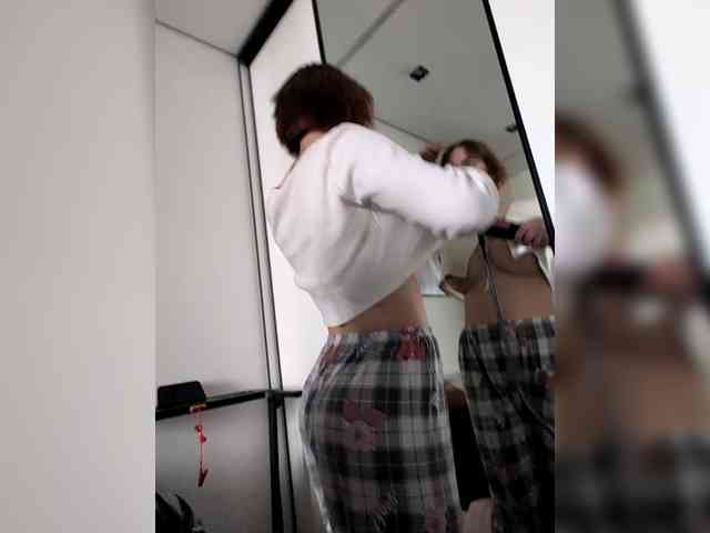 GroteskCouple webcam