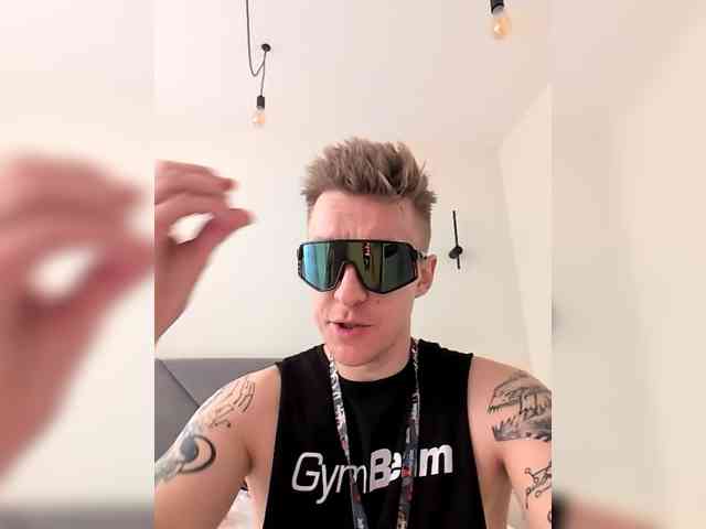 GroteskCouple webcam