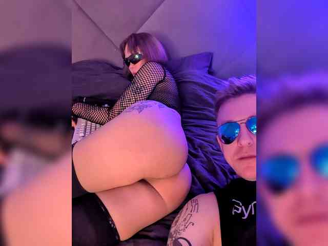 GroteskCouple webcam