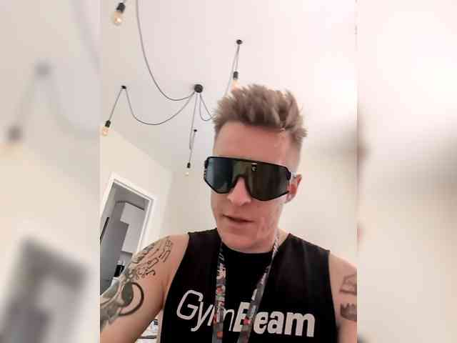 GroteskCouple webcam