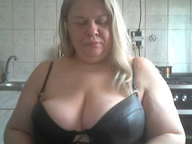 AriannaMilf's BongaCams show and profile