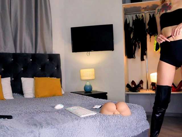 InvitingTina's BongaCams show and profile