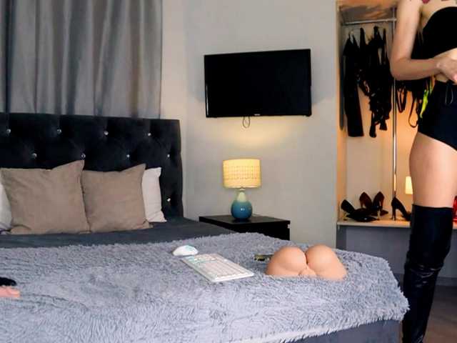 InvitingTina's BongaCams show and profile