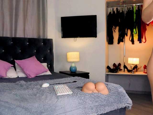 InvitingTina's BongaCams show and profile