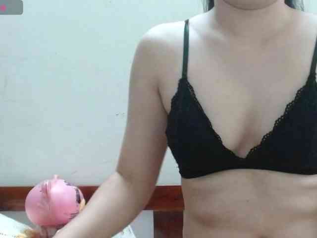 Ernesta102 webcam